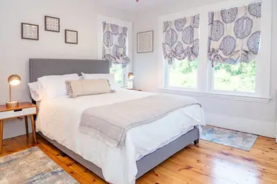 Image de Beautiful Victorian with Modern Flare close to Town, Train & Beach