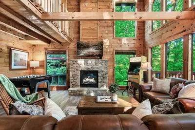 Image de Peaceful Cabin! Hot Tub • Sauna • Pool Table • Foosball • Arcade • Music • Grill