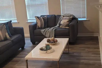 Image de Cheerful Newly Built Townhome Minutes from Atlanta International Airport ✈