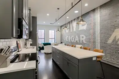 Image de Luxury Lofts, near Unl, Arena, Stadium, prime location #203