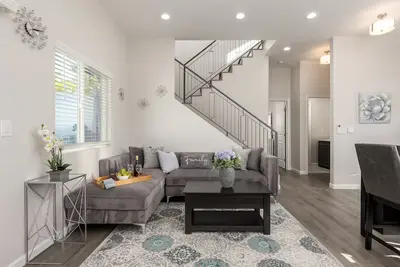 Image de Beautiful New Home with Large Balcony & Views!