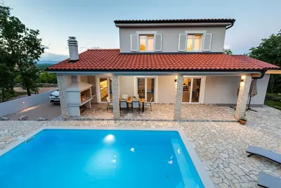 Image de Villa Sandrina avec piscine chauffée et cour spacieuse
