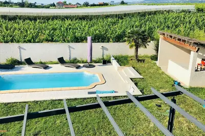 Image de Large family house with swimming pool in the middle of orchards near shops