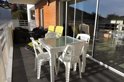 Image de appartement neuf de 50m2, 300 m du lac avec grand balcon terrasse exposé sud