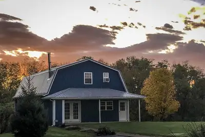 Image de \"The Barn at Sunset Lane\" - Spacious 4br Home on 16 Acres