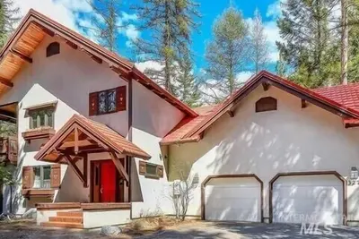 Image de Mather Chalet in the Heart of McCall +3000 sq ft, game & bunk room, 2 fireplaces