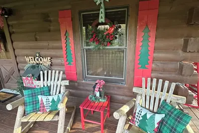 Image de 🐻Near Sevierville Convention Ctr-5 Stars, Loft, Com. Pool, Hot Tub & Pool Table🐻