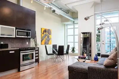 Image de Bright loft one bedroom with den, steps to subway, Casa Loma and Yorkwille