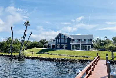 Image de Riverfront views. Sleeps 12 with private dock.