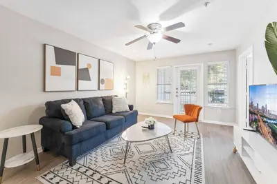 Image de Spacious 2br King Suite w Gym&Pool close to Dt