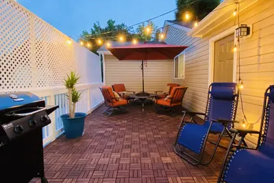 Image de Rare find! Home w/ a deck, mins 2 Uptown