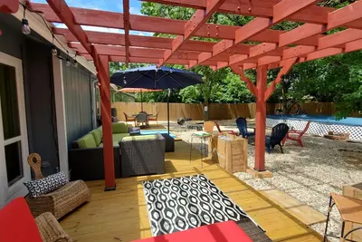 Image de Party with a Jaccuzzi, Firepit and Backyard Games for 12+