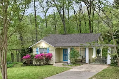 Image de Fishing, Family, Ballgames, Work or Vacation! Cozy Cottage near Grenada Lake