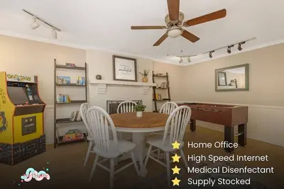 Image de Family Game House with Arcade Cabinet and Foosball