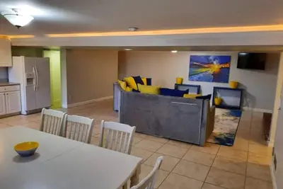 Image de Large Guest Suite Close to Attractions Sleeps 10