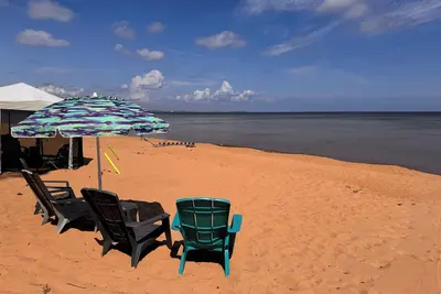 Image de Gorgeous and Private Lakefront Home