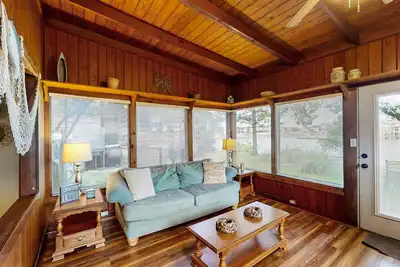 Image de Classic Lakefront Cottage w/ Private Dock, Lovely Lake View, Backyard & WiFi