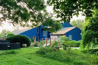 Image de Relax in nature at this peaceful 35 acre hilltop country estate.