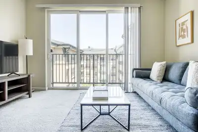 Image de Luxe San Bruno 2br w/ Pool, Gym, W/D, near trains + shops, by Blueground