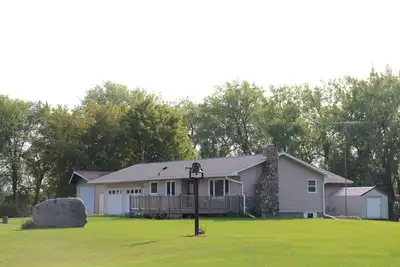 Image de Prairie Pines Lodge. . . . 15 private acres. . . . near Devils Lake