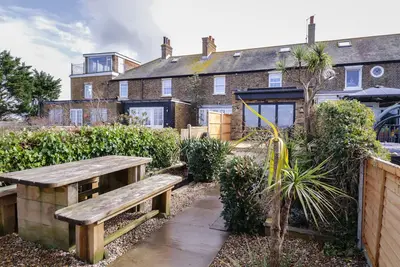 Image de Coastguards View, pet friendly, with open fire in Swalecliffe