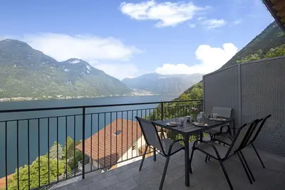 Image de Appartamento 6 Il Tornante avec vue sur le lac et les montagnes, Wi-Fi, climatisation et balcon.