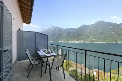 Image de Appartamento \"7 Il Tornante\" avec vue sur le lac et les montagnes, Wi-Fi, climatisation et balcon