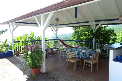 Image de F3 en bord de piscine, vue mer des Caraïbes