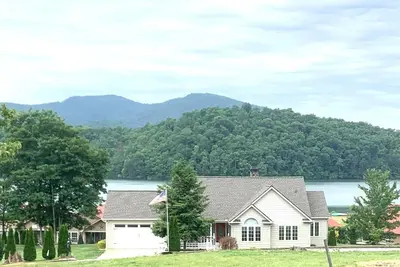 Image de Waterview Retreat - In town convenience with beautiful Lake & Mountain Views