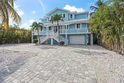 Fisherman Paradise, Dock, Pool, Ice Machine, Jacuzzi.