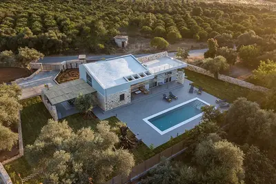 Image de Luxurious villa, 10' from the city, 10' from the beach, 10' from the mountains