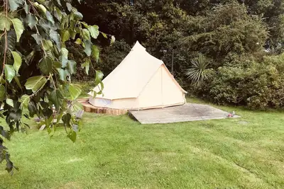 Image de Eartha, a furnished bell tent in field and woodland surroundings