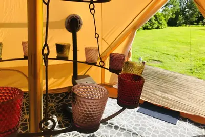 Image de Eclipse, a furnished canvas bell tent in field and woodland surroundings
