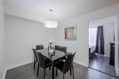 Image de Family of 6 Bay St. 2Bedroom 2Bath Condo Free Parking Walk to Sick Kids Hospital