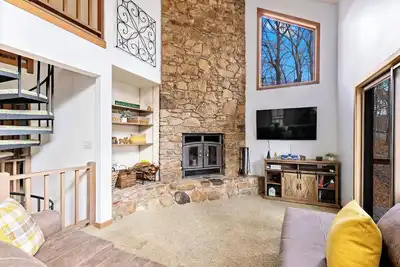 Image de Family-favorite rental nestled in the woods at the top of the Wintergreen Resort