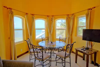 Image de Family Friendly Beach Front, 2bed Condo, Infinity Pool Gold Std Miramar Villas 5