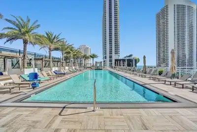 Image de Experience coastal elegance with breathtaking bay views, modern décor, and unparalleled luxury