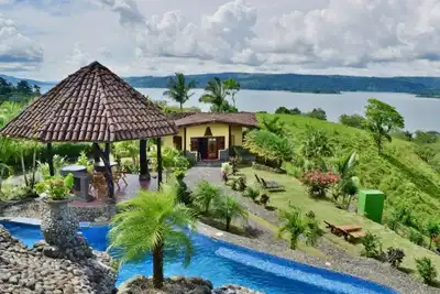 Image de Gorgeous Luxury home with Pool & Jacuzzi access. Awesome Lake & Volcano views.