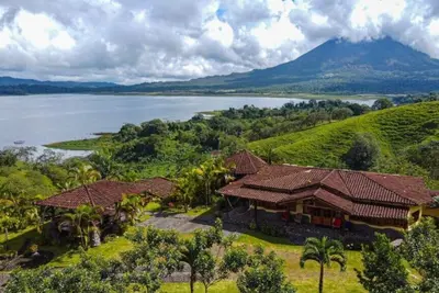 Image de Wide Luxury Home with Pool & Jacuzzi access & Amazing Volcano and Lake views