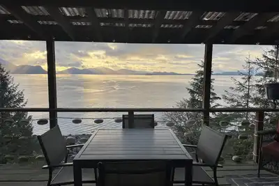 Image de Charming Oceanview Apartment-Private Entrance & Deck