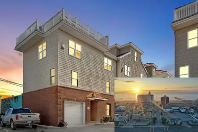 Image de 7 beds! One block from new Surf Wave Pool and beach! Bikes included!