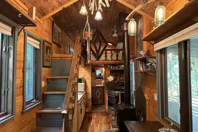 Uniquely crafted Tiny-cabin retreat with Hot Tub and Sauna