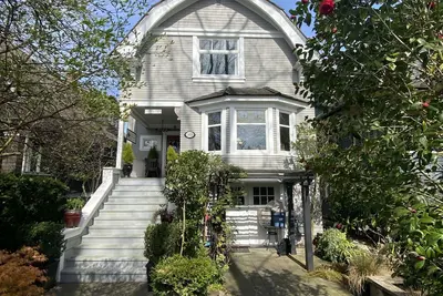 Image de Large Renovated Character Home with 3 beds/2 baths