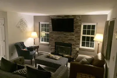 Image de Mountainside: Large 3-level Jiminy Peak Home