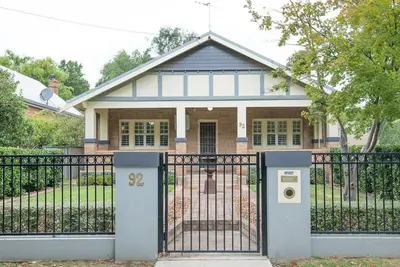 Image de The Oaks on March | Stunning & Elegant Cbd Home