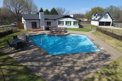 Image de Lake House - Wedding Stays - Huge pool! The gathering place for large families!
