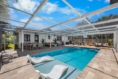 Image de Perfect location 6 Bedroom, 4 Bathroom house. GameRoom, HeatedPool. 5min to Beach