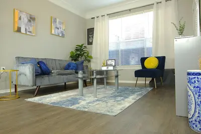 Image de Private & Downtown! Free Parking and pet friendly!