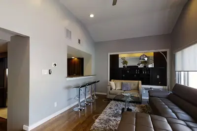Image de Entire two-unit four-story townhouse, for multi-family vacations; free parking