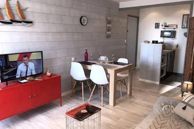 Image de Charmant T2 rénové, 4 couchages, parking privé, 200m plage, balcon, meublé tourisme 2 étoiles